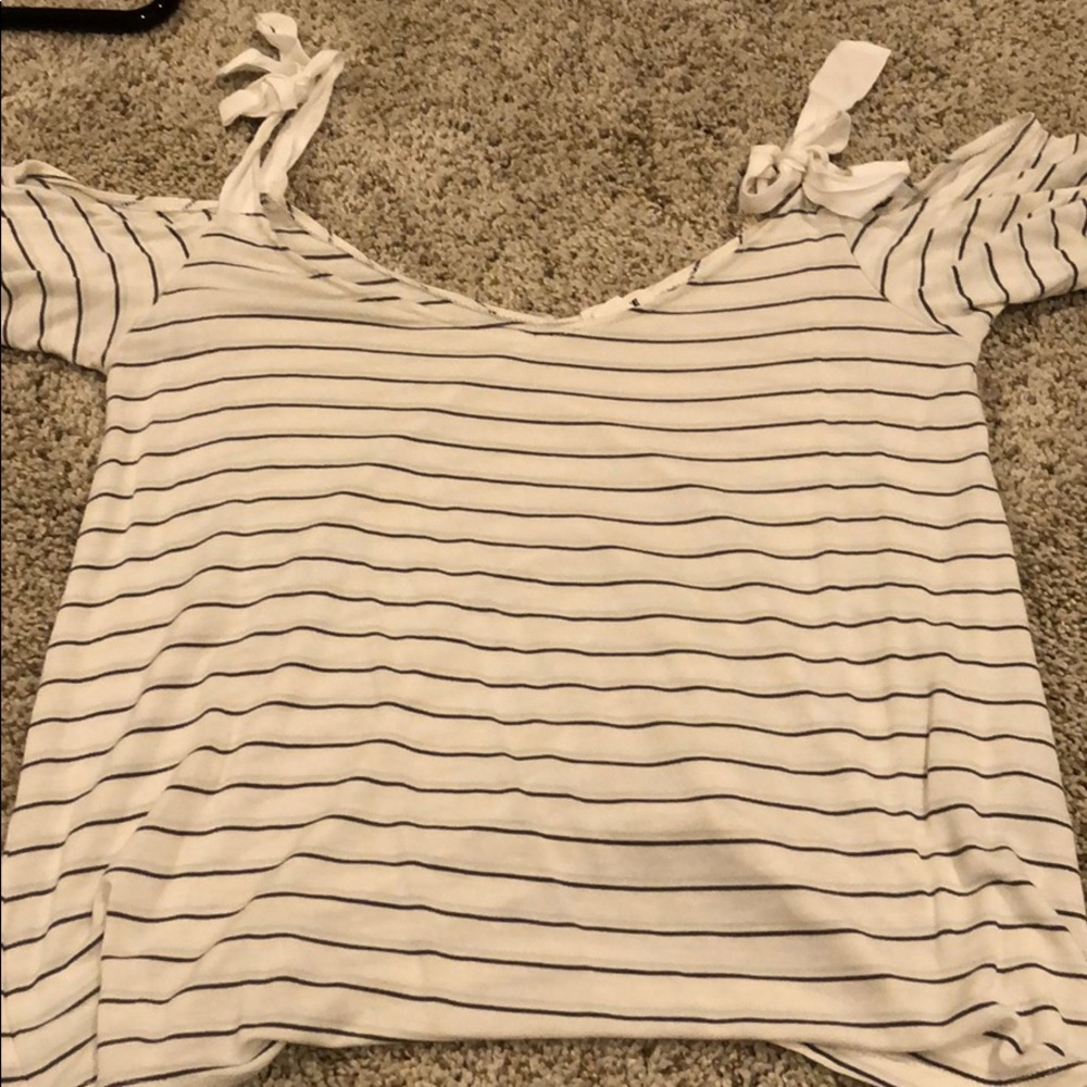 Ribbon tie shirt